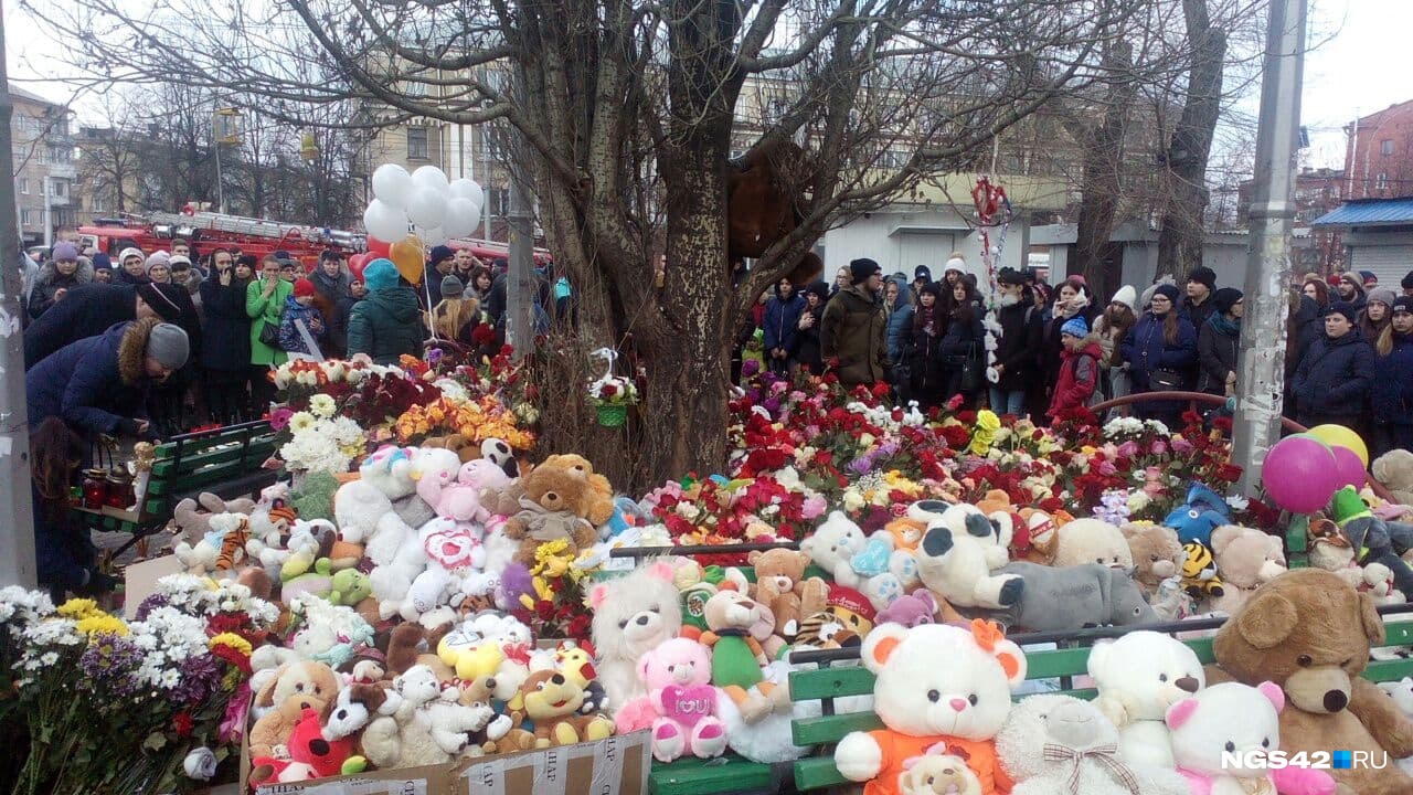 Стихийный мемориал у стен «Зимней вишни» на следующий после пожара день Стихийный мемориал у стен «Зимней вишни» на следующий после пожара день