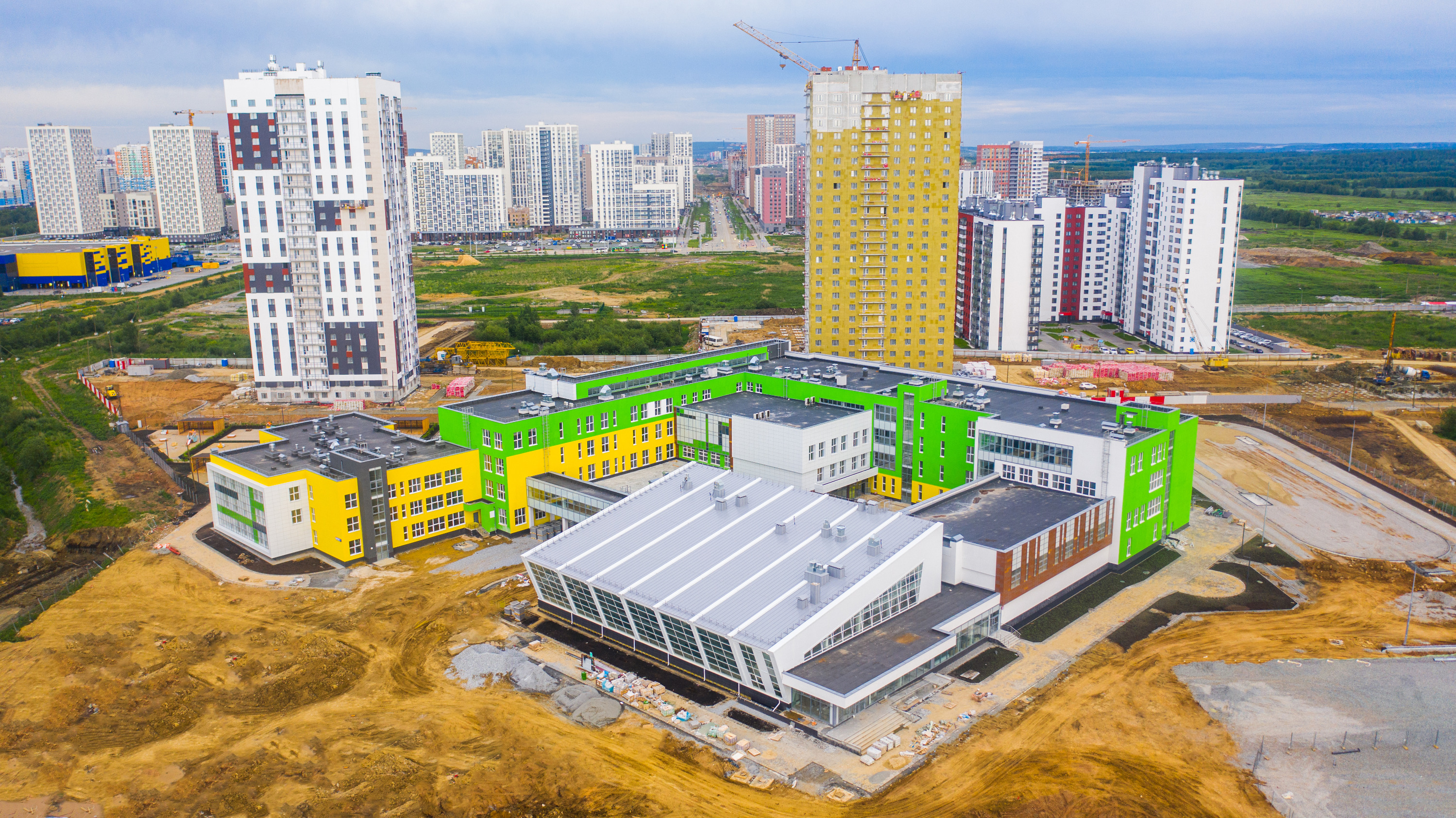 Новый образовательный центр расположился в 50 метрах от строящихся домов «Меридиана»