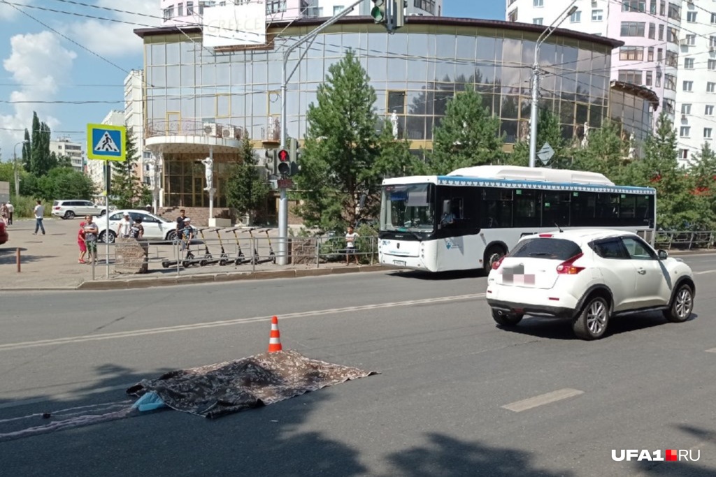По словам очевидцев, машина проехала по телам пешеходов По словам очевидцев, машина проехала по телам пешеходов
