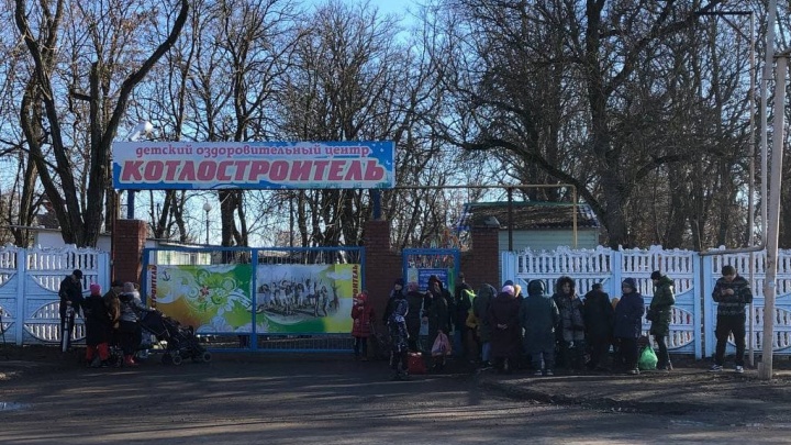 Между войной и закрытыми воротами: как Ростовская область (не) справлялась в первый день наплыва беженцев