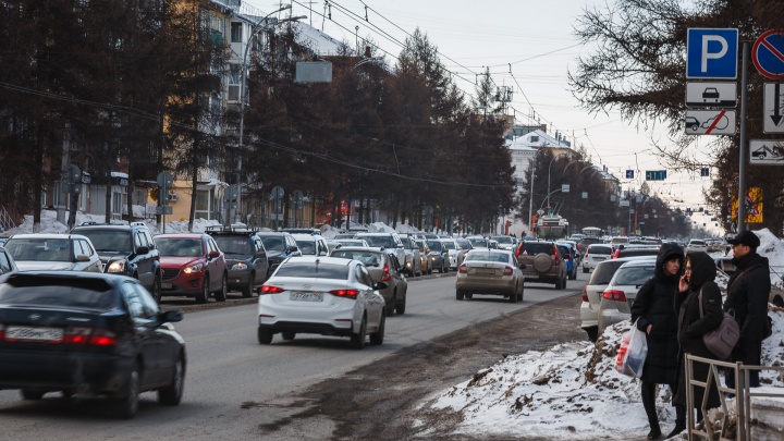 Снова стоим: столицу Кузбасса сковали 9-балльные пробки