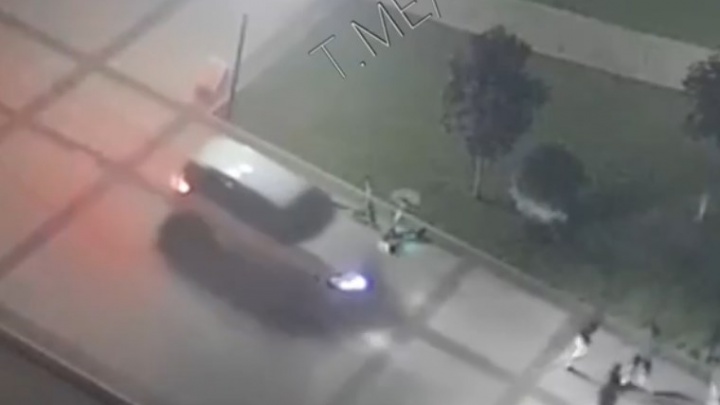 В Уфе водитель на BMW пытался задавить выпускников и угрожал пистолетом. Видео