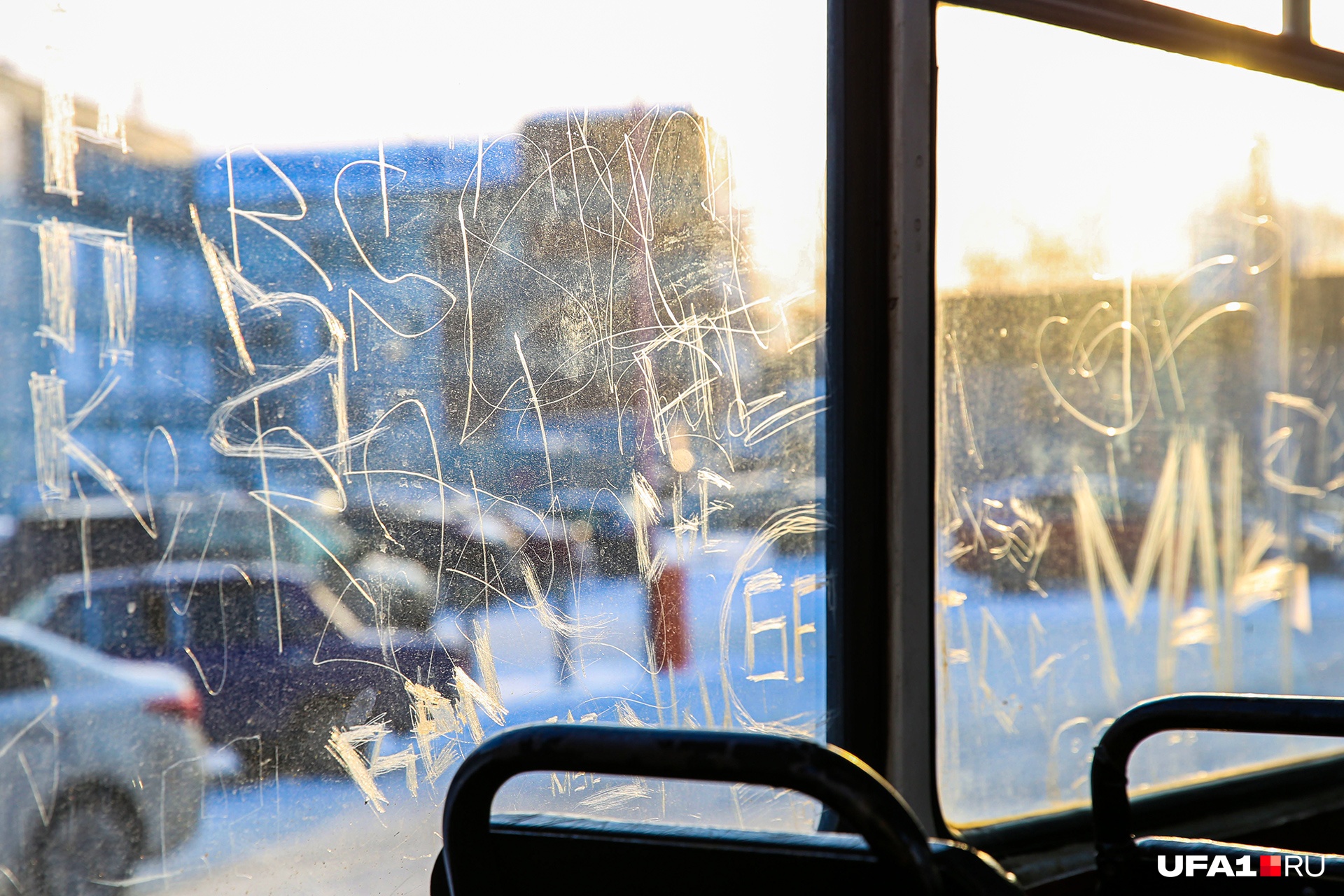 Стекла в трамваях и троллейбусах стали местом для творчества вандалов
