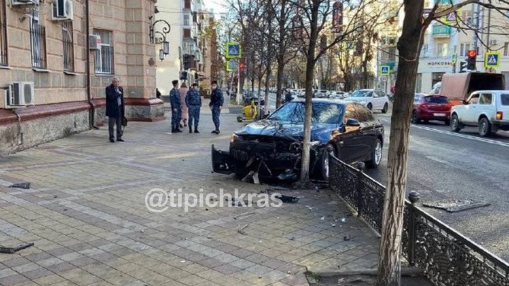 В Краснодаре 24-летний водитель БМВ снес забор и въехал в дерево на Красной