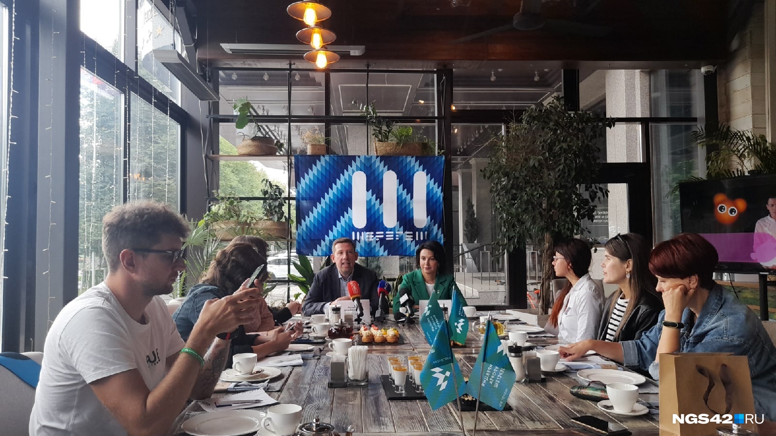 Встреча с журналистами проходила на летней веранде ресторана в центре Кемерова