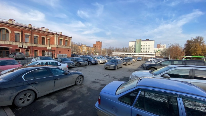 Тюменские чиновники получили право на бесплатную парковку в центре