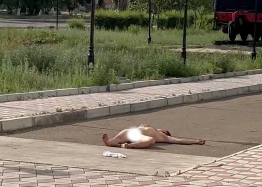 Голый мужчина уснул в центре Краснокаменска