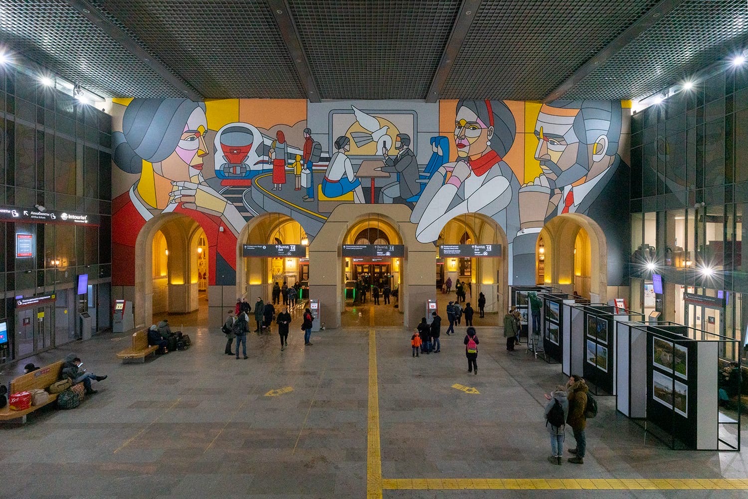 Эта работа появилась на стенах Ленинградского вокзала в 2019 году в рамках проекта «Искусство сообщения». Панно «Счастливый билет» сделано из окрашенного дерева в мозаичной технике
