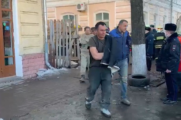 «Людей выводили в крови»: в обрушившемся в Ярославле здании погиб человек