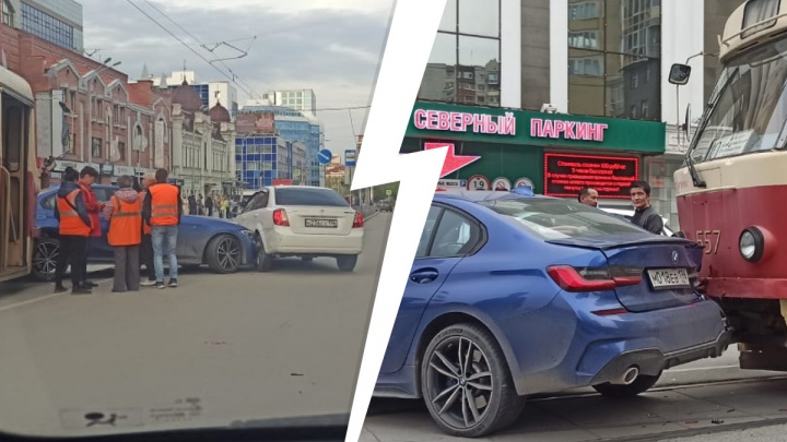 В Екатеринбурге трамвай протаранил BMW, выехавший на рельсы: видео ДТП