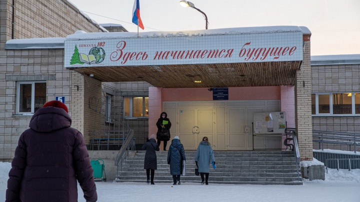 Крыша бежит, не хватает досок, уроки ведут студенты: как выживает школа в Нижней Ельцовке — репортаж НГС