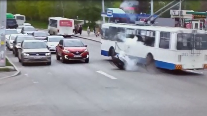 В Екатеринбурге у троллейбуса на ходу оторвало колесо: жуткое видео
