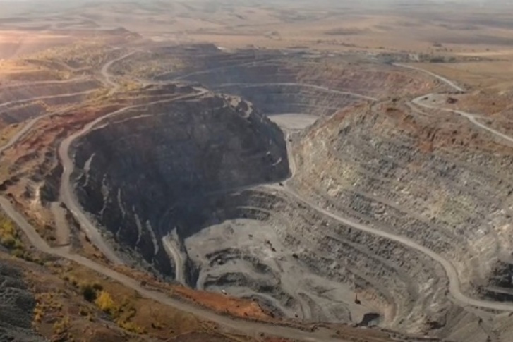 Этот карьер ежегодно поставляет на комбинат почти 2,5 миллиона тонн руды