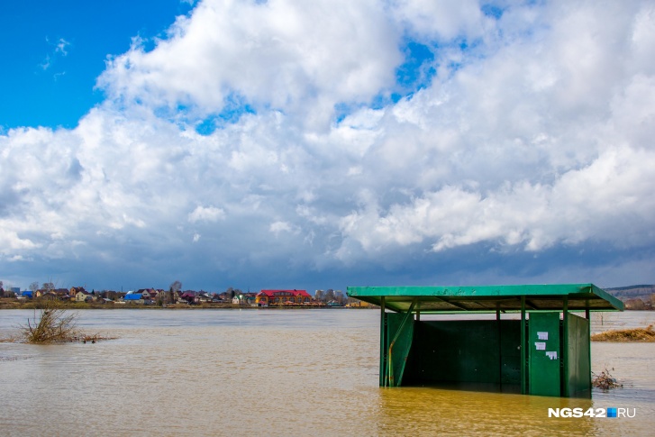 Остановка в Журавлево каждый год тонет в водах Томи Остановка в Журавлево каждый год тонет в водах Томи