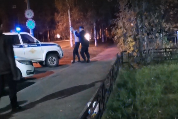 В Новодвинске задержали мужчину, гуляющего по улице с ножом