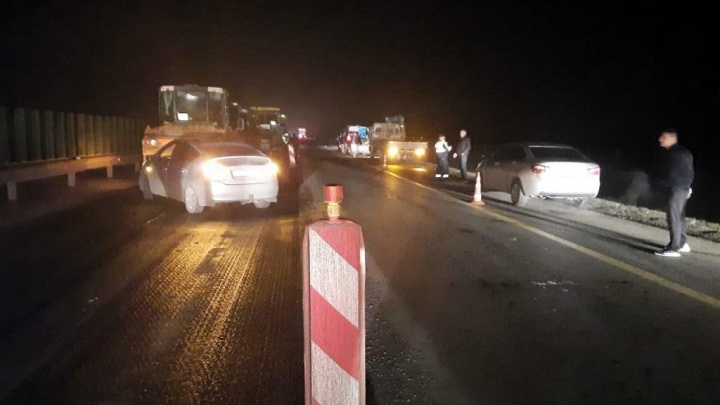 На Кубани водитель врезался в стоящий на трассе асфальтоукладчик, погибли двое