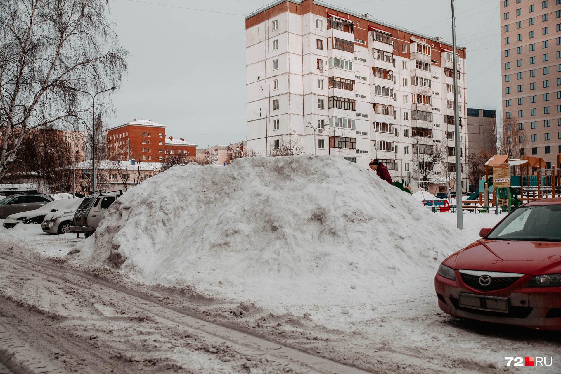 С этой горки покататься можно в разных направлениях — на дорогу, в машины, к небольшому дворовому пространству С этой горки покататься можно в разных направлениях — на дорогу, в машины, к небольшому дворовому пространству