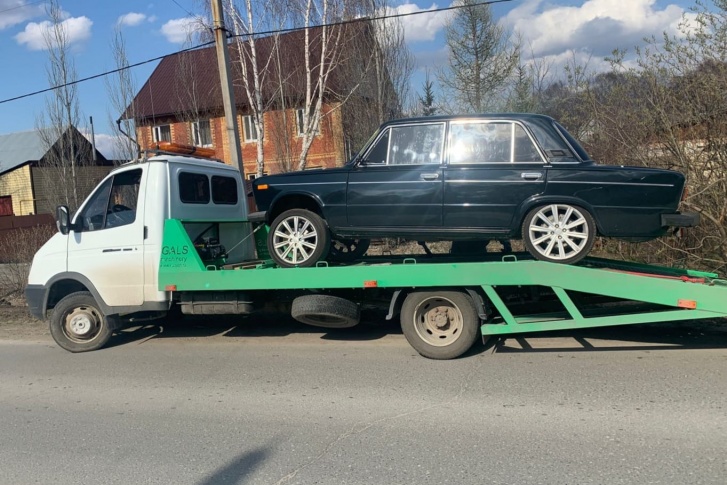 Автомобиль молодой человек купил несколько дней назад Автомобиль молодой человек купил несколько дней назад