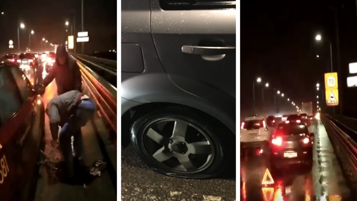 «У кого одно пробито, у кого два»: больше десятка машин за сутки повредили колеса на Юбилейном мосту