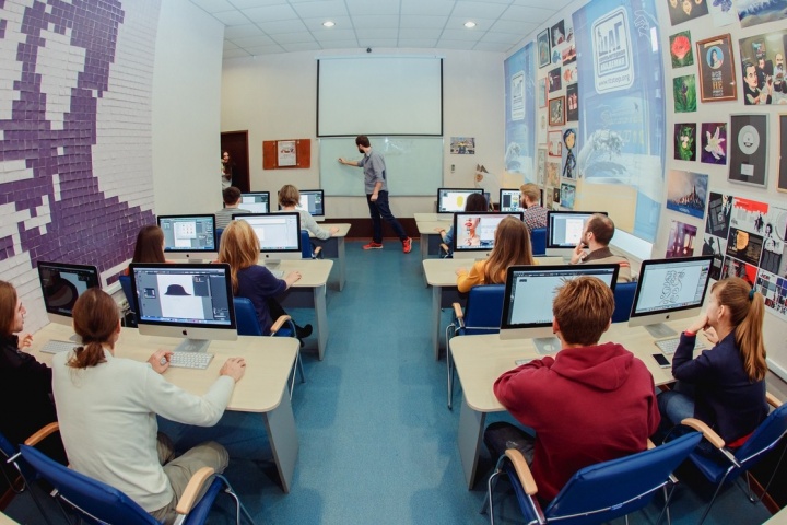 С самого первого занятия студенты садятся за компьютеры