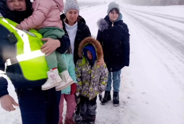 Семья с тремя детьми из Башкирии застряла в метель на татарстанской трассе. Их спасли гаишники