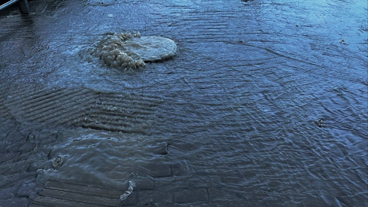 Власти Сочи предупредили о второй волне залповых ливней — на всех пляжах курорта запрещено купаться