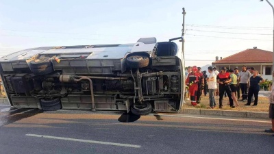 В Турции автобус с туристами из России врезался в бетономешалку и перевернулся