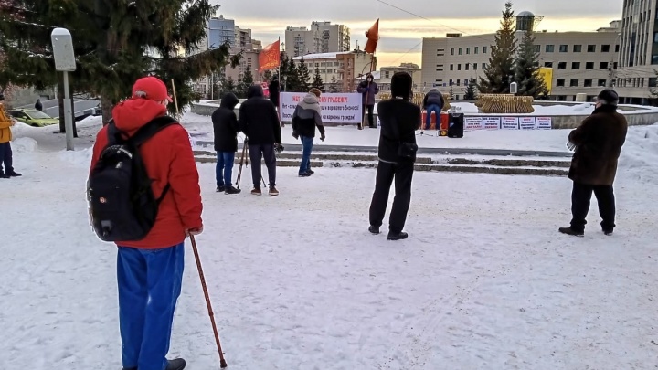 «Нет — тарифному грабежу»: в Новосибирске активисты собрались на акцию протеста в гайд-парке у «Глобуса»
