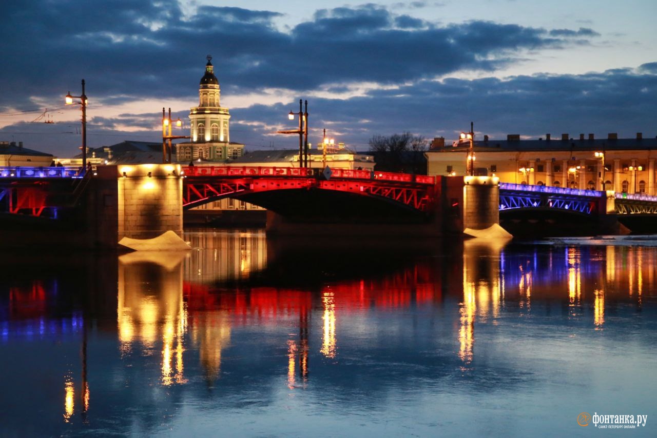 День единения с белорусами в Петербурге отметили подсветкой Дворцового моста