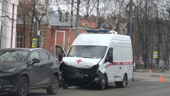 «Не пропустил скорую с мигалкой»: в центре Ярославля легковушка снесла светофор