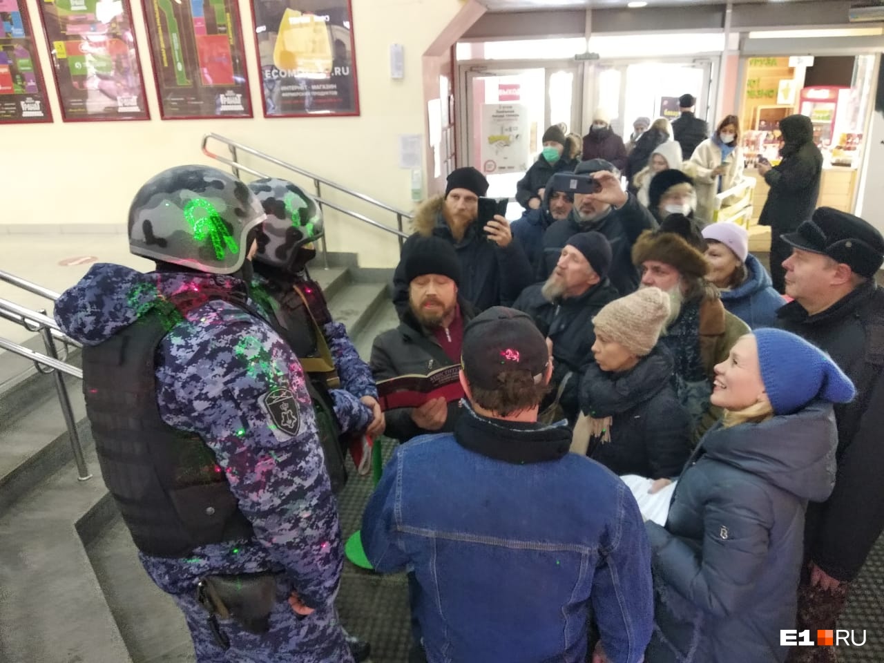 В Екатеринбурге протестующие против масочного режима и QR-кодов оккупировали торговый центр
