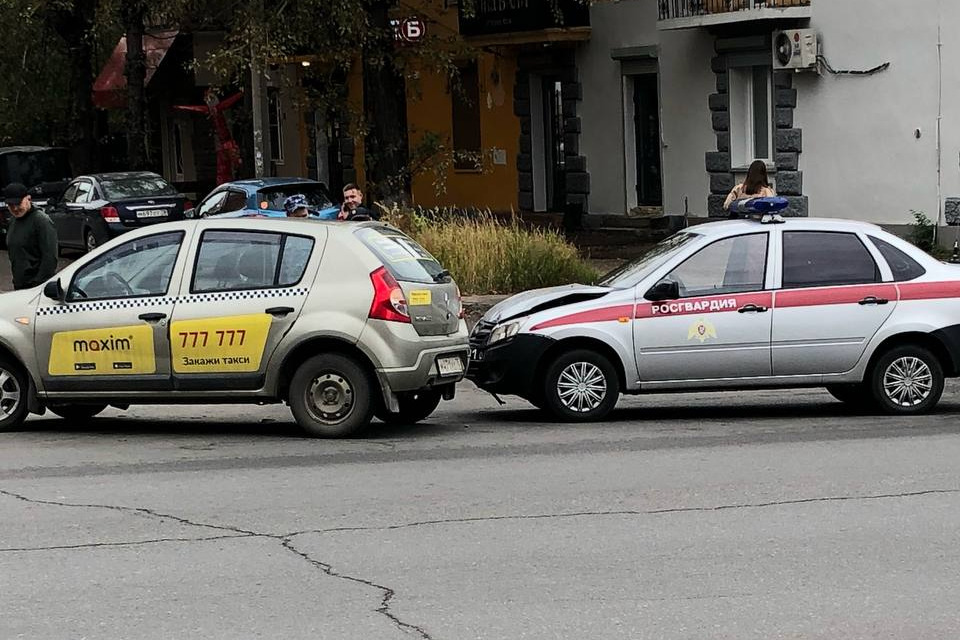 Машина Росгвардии врезалась в такси на перекрестке Бутина — Хабаровская в Чите
