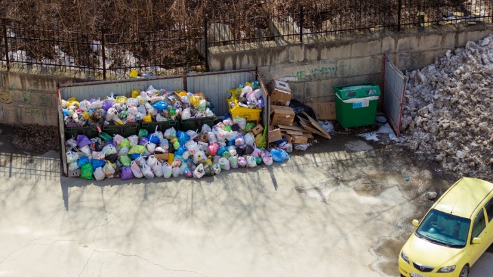 Забастовка мусорщиков длится уже неделю — смотрим, как в городе справляются с вывозом отходов