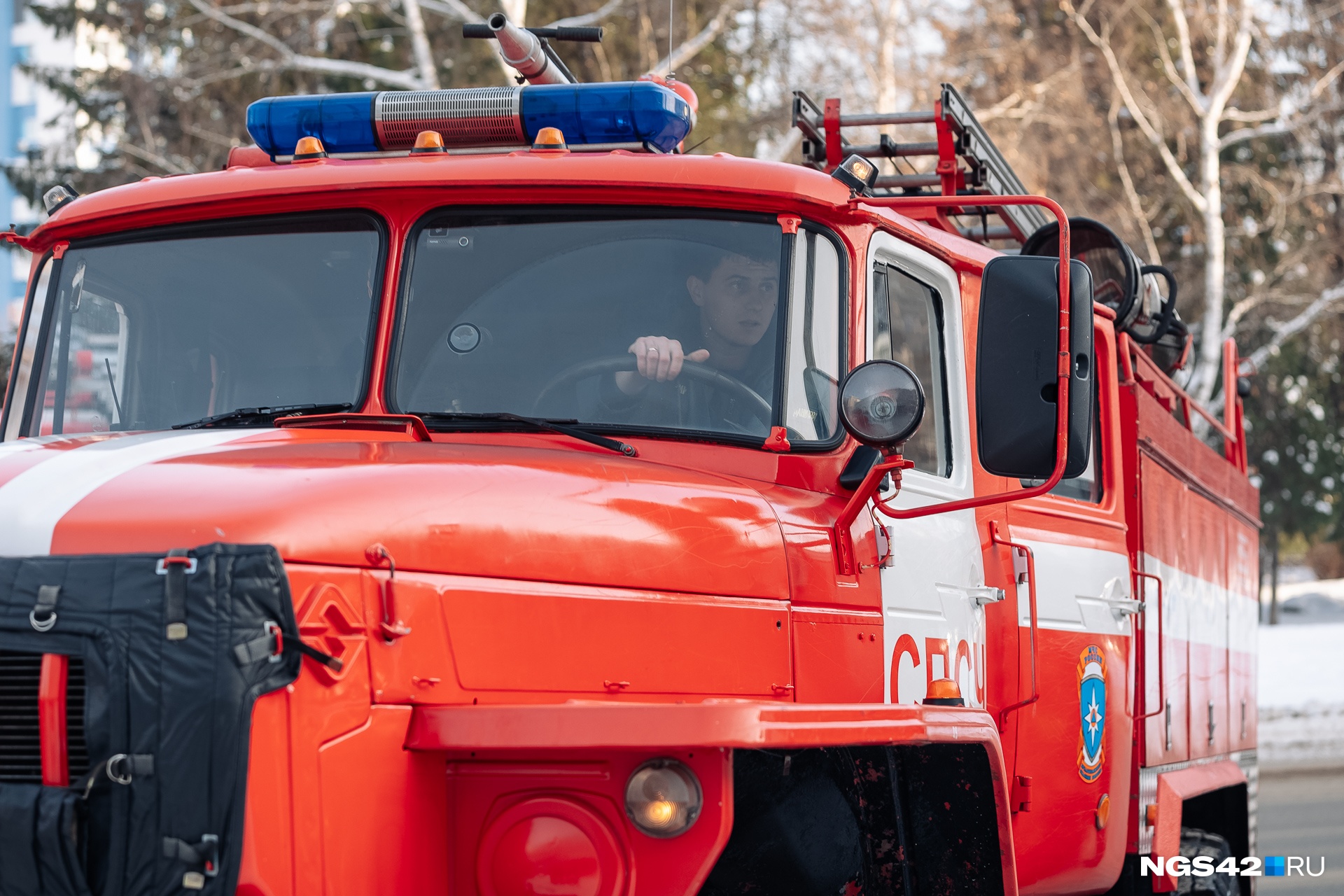 Срабатывание пожарной. Пожарная машина МЧС. Пожарные машины Украины. Пожарная машина передом. Пожарную машину большую.