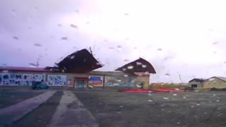 В тюменском селе сильный ветер сорвал крышу здания — эпичное видео