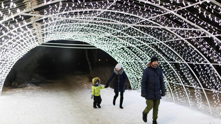 Гуляем по новогоднему Омску: арка на аллее Связистов