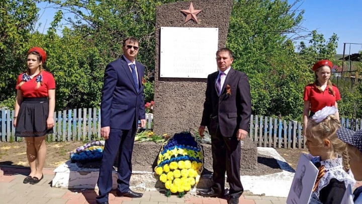Под Волгоградом к 9 Мая чиновники возложили на братские могилы венки в цветах флага Украины