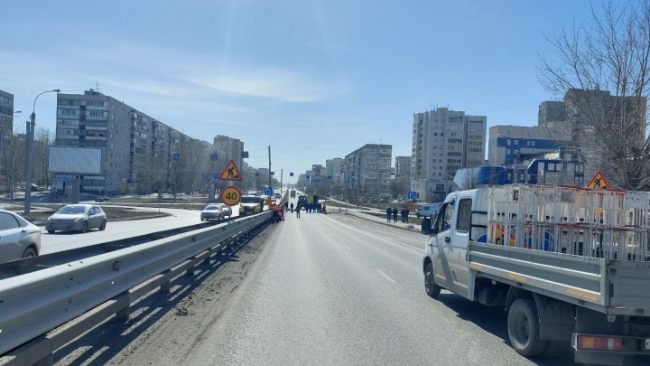 На улице Пермякова в Тюмени из-за провала асфальта закрыли дорогу
