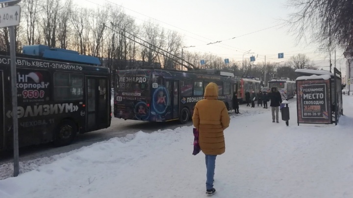 «Вереница из 10 штук»: в центре Ярославля встали троллейбусы