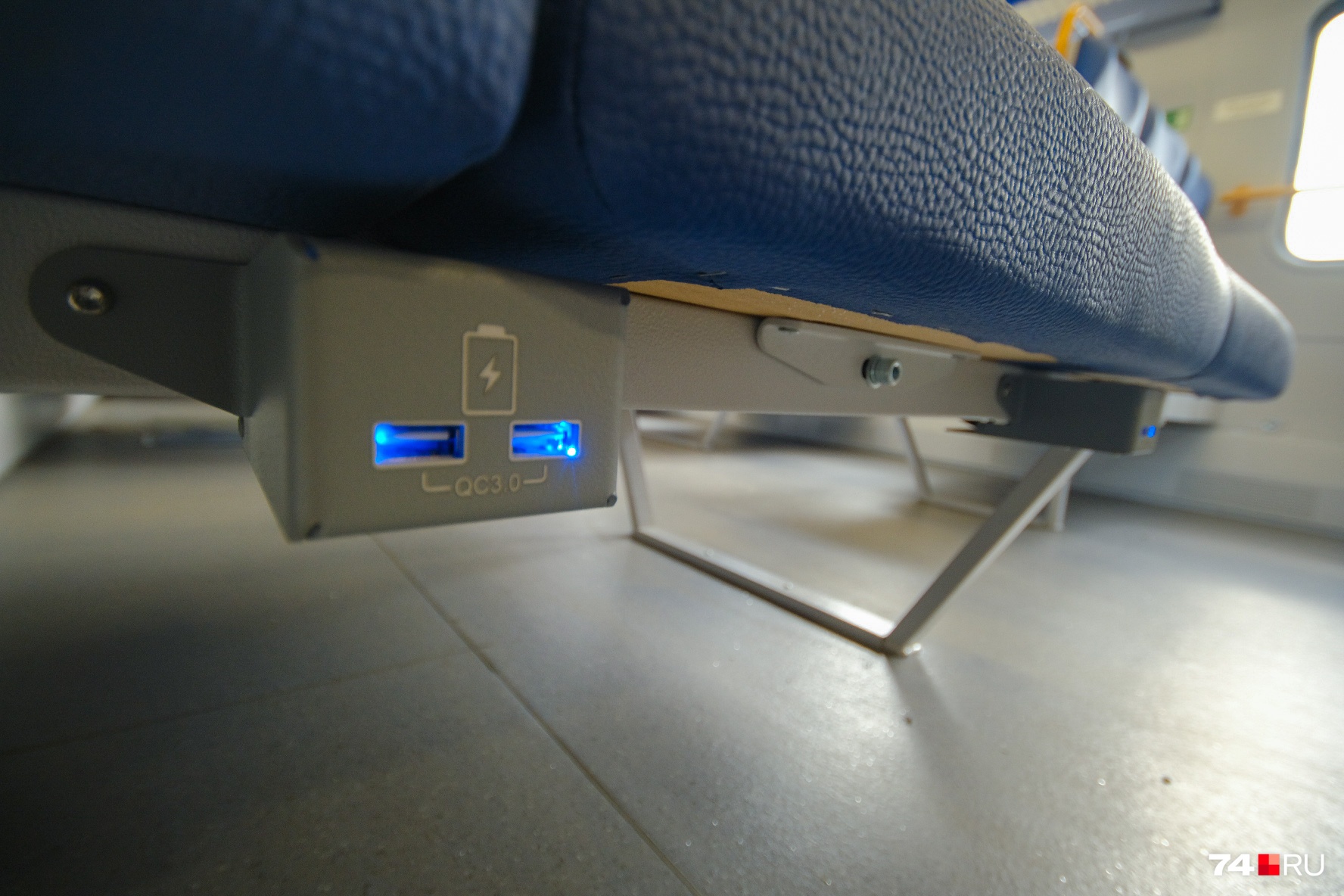 Под сиденьями — разъемы для зарядки телефона