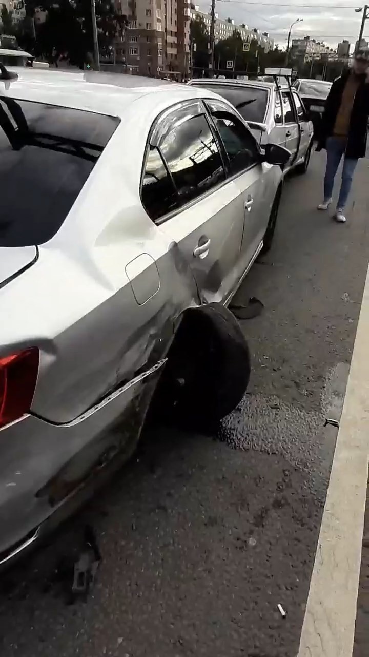 Задумавшийся водитель «Шевроле» собрал массовую аварию на Дунайском |  05.09.2022 | Санкт-Петербург - БезФормата