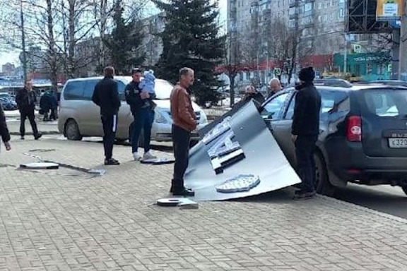 В Ярославле рекламный щит обрушился на женщин с колясками и автомобиль