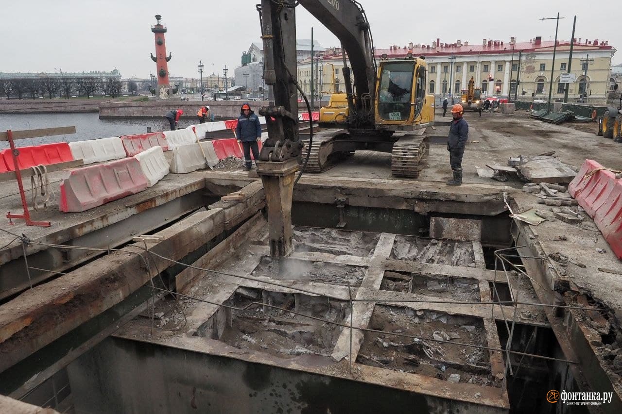 Петербургская биржа заблокирована. Биржевой мост. Биржевой мост СПБ. Демонтируют мост. Биржевой мост сейчас Санкт Петербург.