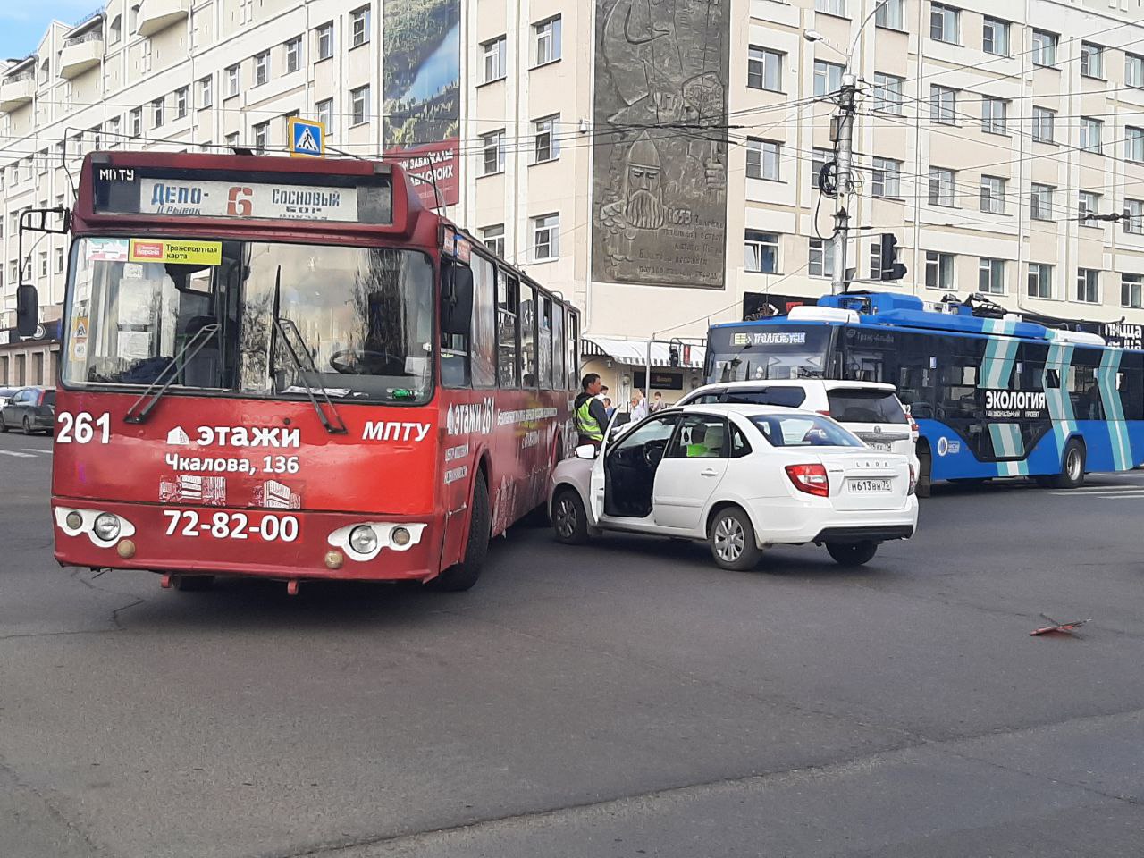 «Лада» столкнулась с троллейбусом в Чите и вызвала пробку в центре города