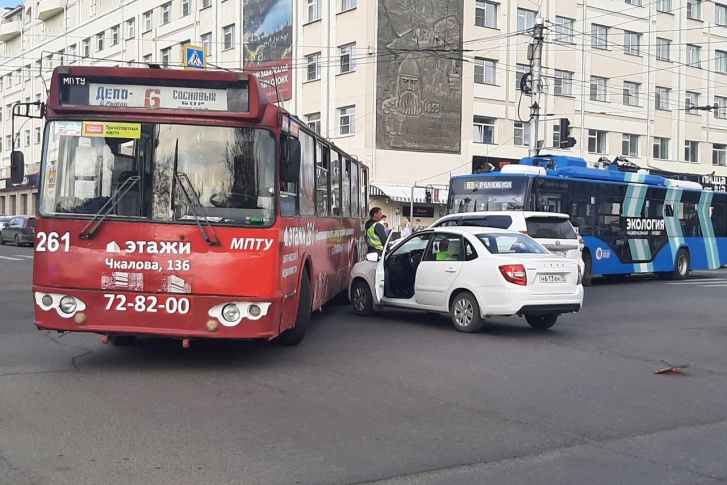 Автомобиль «Лада» 20 мая 2022 года влетел в бок троллейбуса <nobr class="_">№ 6</nobr> в Чите на углу улиц Ленина и Ленинградской, что вызвало затор движения Автомобиль «Лада» 20 мая 2022 года влетел в бок троллейбуса <nobr class="_">№ 6</nobr> в Чите на углу улиц Ленина и Ленинградской, что вызвало затор движения