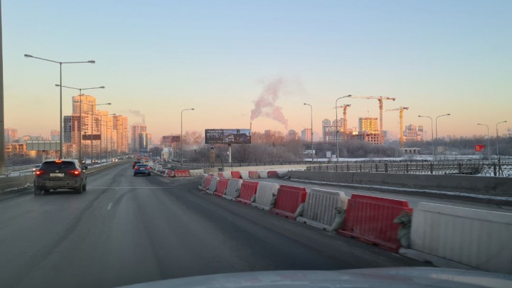 На Кольцовской развязке начали убирать ограждения: скоро половину моста закроют полностью