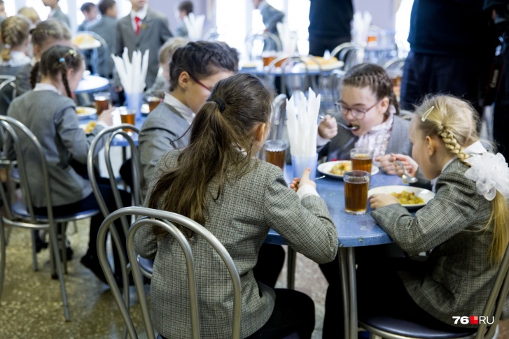 Один раз в день школьники могут поесть в школе по старой цене — 65 рублей