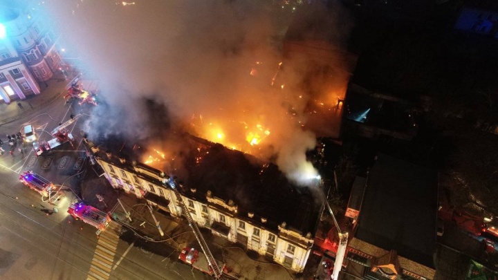 Площадь горения здания ТЮЗа в Иркутске выросла до 1 тысячи квадратных метров — МЧС
