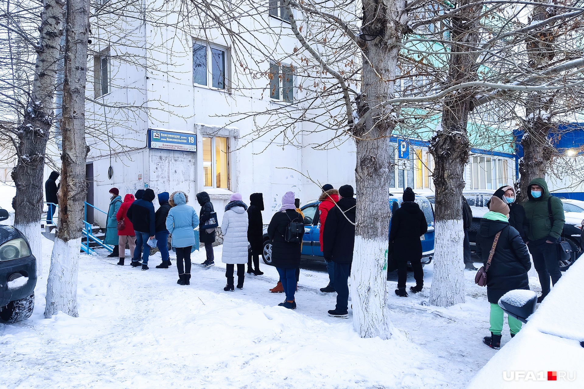 Людям приходится стоять в многокилометровой очереди, чтобы сдать анализ на коронавирус Людям приходится стоять в многокилометровой очереди, чтобы сдать анализ на коронавирус