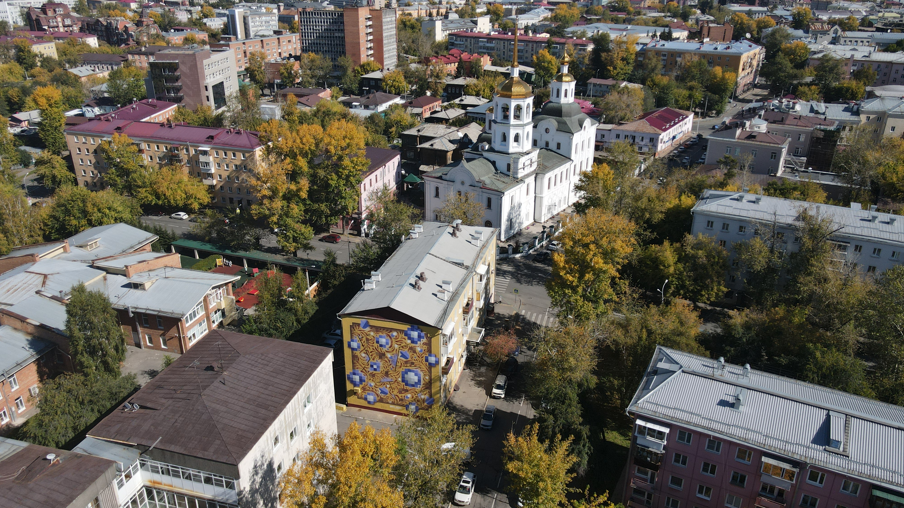 Художники расписали фасады 4 домов, набережную и троллейбус в Иркутске